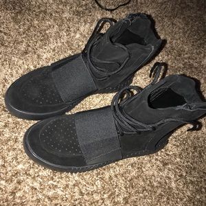 Yeezy boost 750 triple black